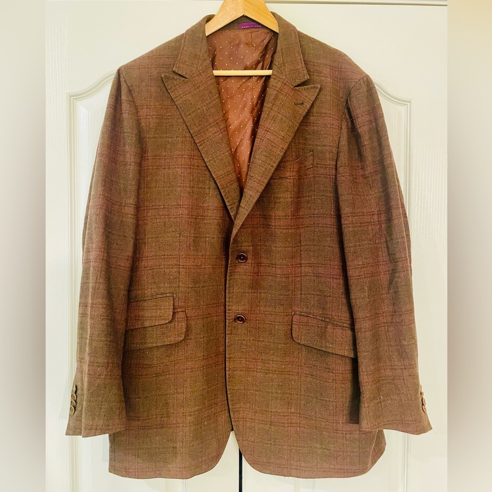 Kulman Blazer size 46
Wool and Cashmere blend. Double vent; Ticket pocket.